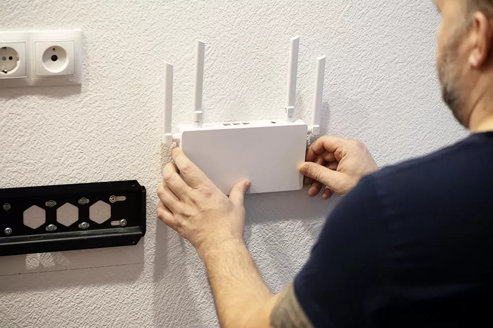 W-Lan Router Montage W-Lan Router wird an einer weißen Wand montiert.